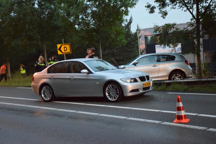 Auto vliegt uit de bocht en belandt op vangrail