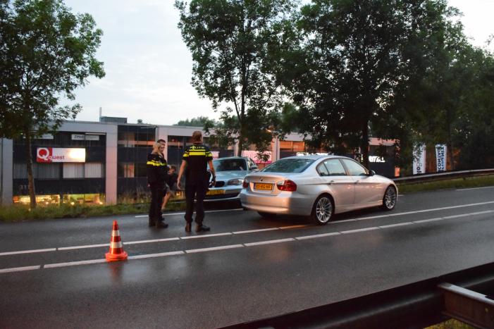 Auto vliegt uit de bocht en belandt op vangrail