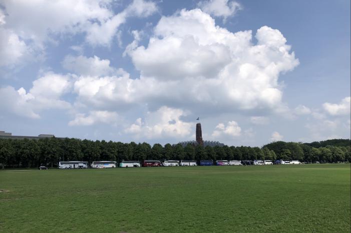 Touringcarbedrijven demonstreren op het Malieveld