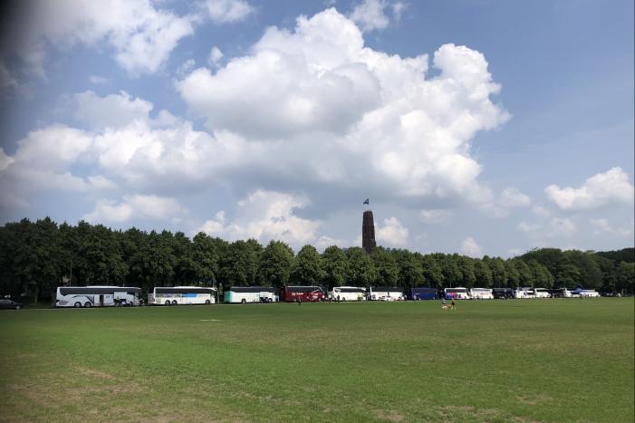 Touringcarbedrijven demonstreren op het Malieveld