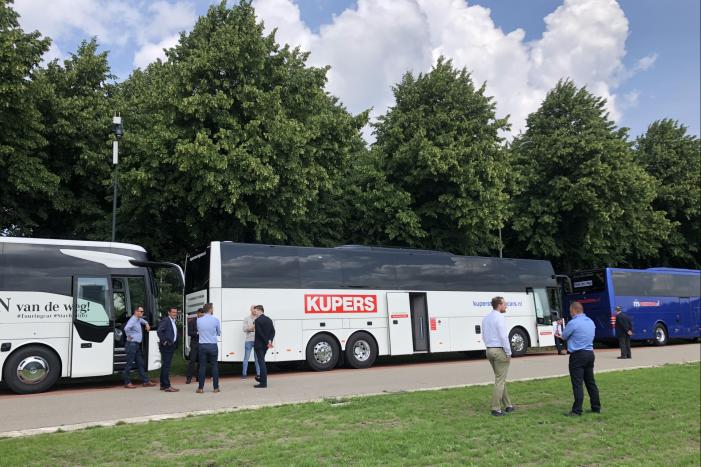 Touringcarbedrijven demonstreren op het Malieveld