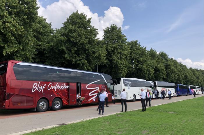 Touringcarbedrijven demonstreren op het Malieveld