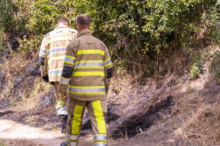 Omwonenden blussen brand met tuinslang