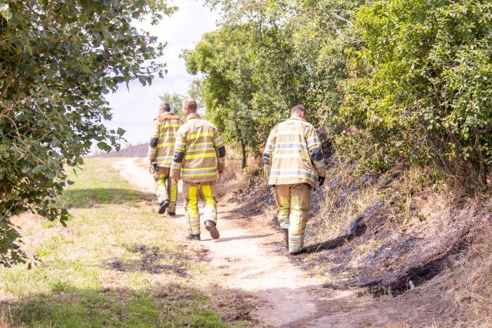 Omwonenden blussen brand met tuinslang