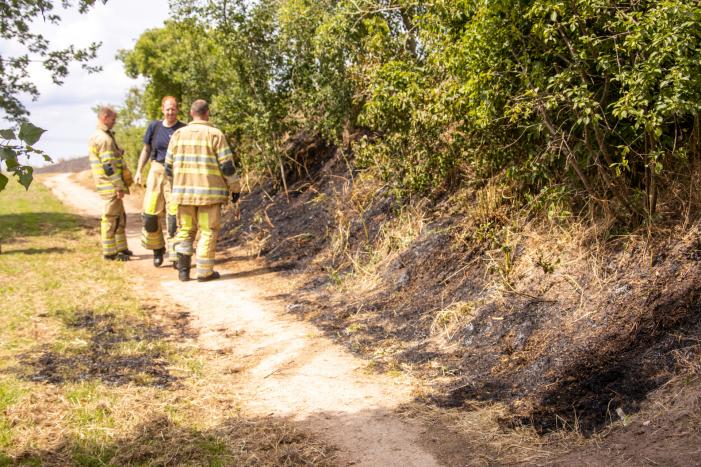 Omwonenden blussen brand met tuinslang