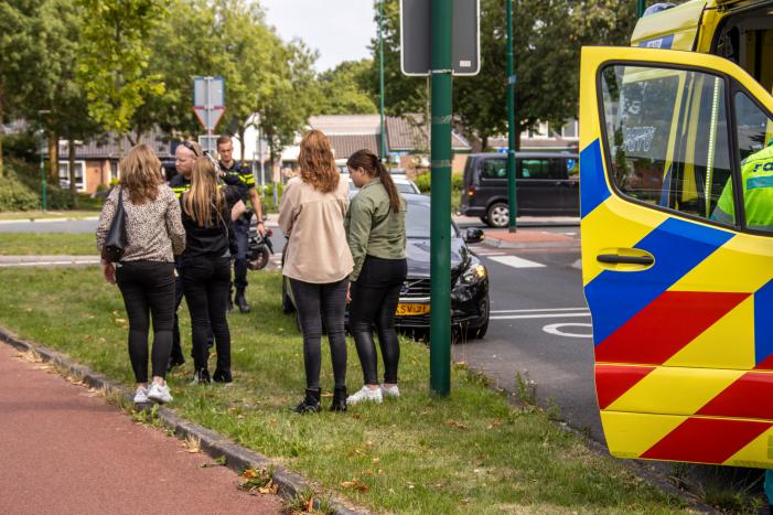 Jongedames op scooter gewond na aanrijding met personenauto
