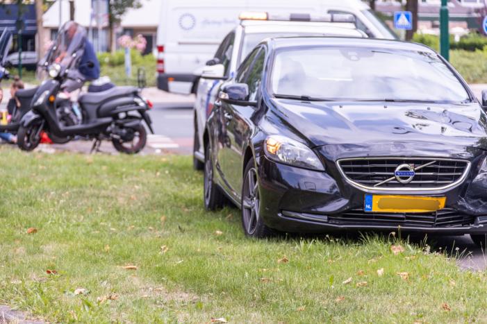Jongedames op scooter gewond na aanrijding met personenauto