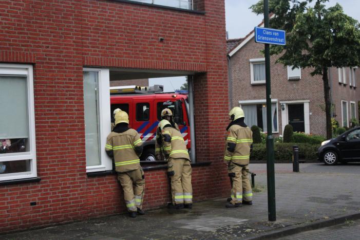 Huiskamer loopt vol met water