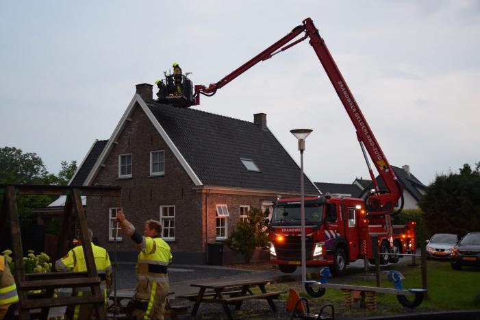 Bliksem slaat in woning