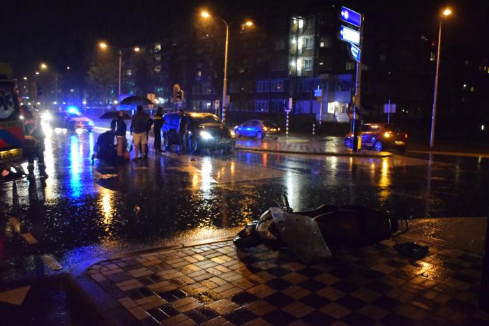 Scooterrijder gewond na aanrijding met auto