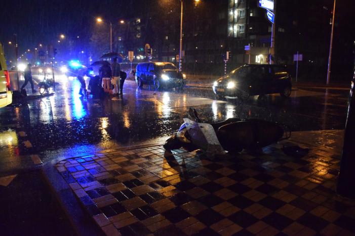 Scooterrijder gewond na aanrijding met auto