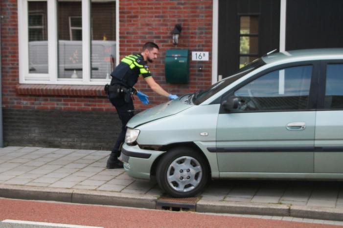 Behoorlijke schade na aanrijding op doorgaande weg