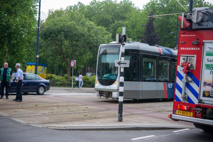 Auto botst met tram