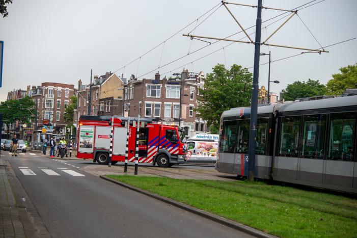 Auto botst met tram