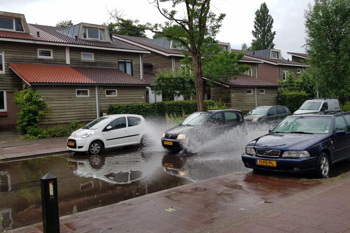 Straat onder water na wolkbreuk