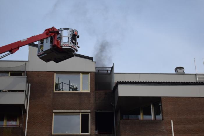 Brand in appartement, bewoners gered met hoogwerker