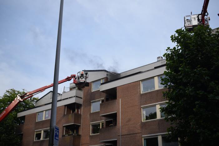 Brand in appartement, bewoners gered met hoogwerker