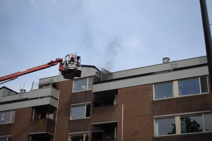 Brand in appartement, bewoners gered met hoogwerker