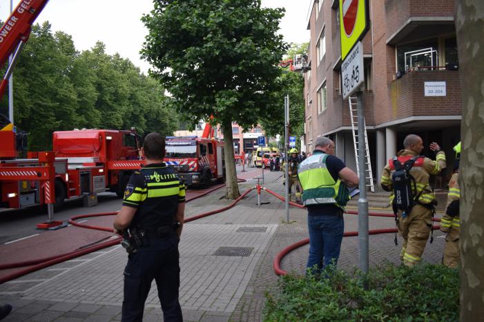 Brand in appartement, bewoners gered met hoogwerker