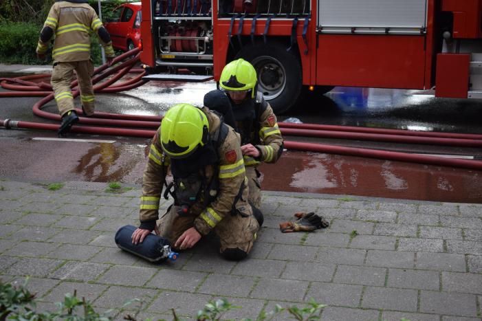 Brand in appartement, bewoners gered met hoogwerker