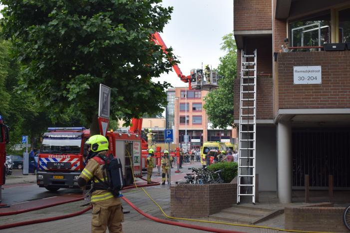Brand in appartement, bewoners gered met hoogwerker