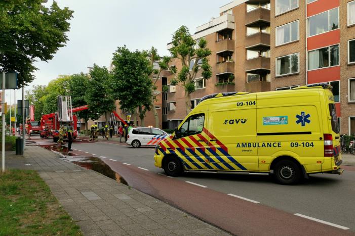 Brand in appartement, bewoners gered met hoogwerker