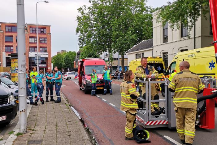 Brand in appartement, bewoners gered met hoogwerker