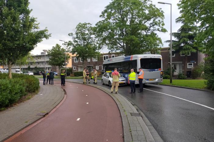 Foto-update: #Rotterdam Aanrijding tussen lesauto en lijnbus Kedichemstraat Rotterdam.