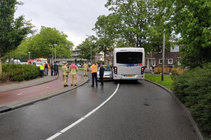 Aanrijding tussen lesauto en lijnbus