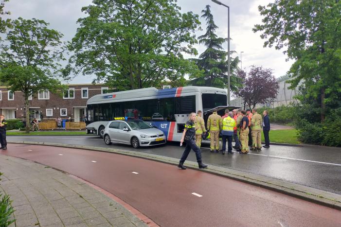 Aanrijding tussen lesauto en lijnbus