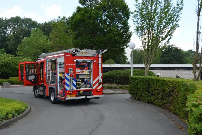 Gasfles van onkruidbrander vliegt in brand