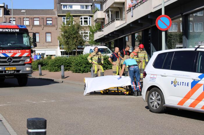 Man bekneld onder volle palletwagen