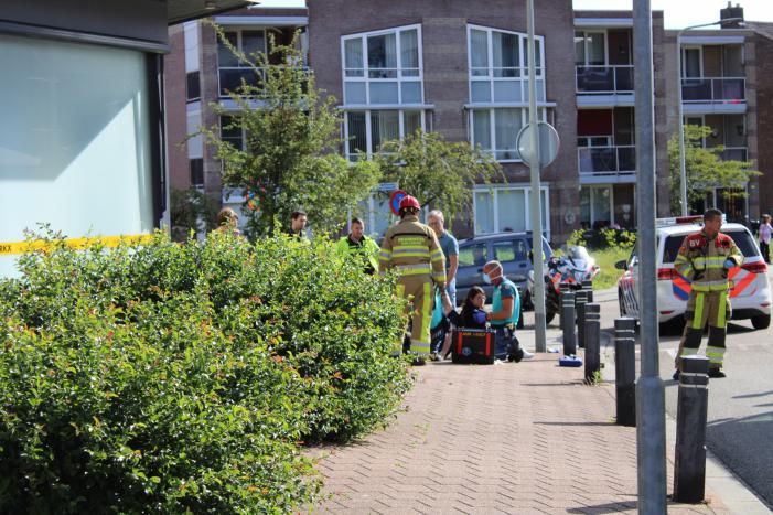 Man bekneld onder volle palletwagen