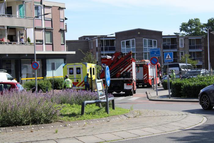 Man bekneld onder volle palletwagen