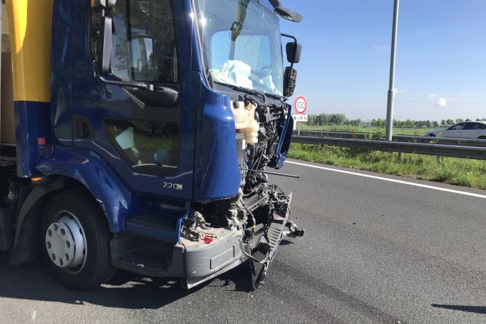 Enorme schade na aanrijding tussen twee vrachtwagens