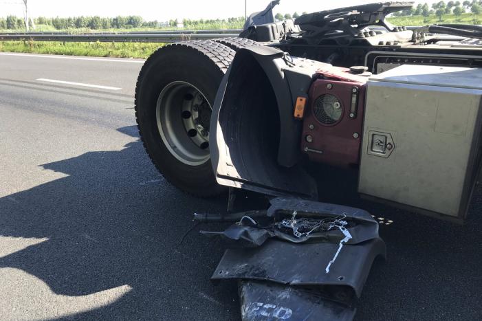 Enorme schade na aanrijding tussen twee vrachtwagens