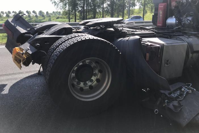 Enorme schade na aanrijding tussen twee vrachtwagens