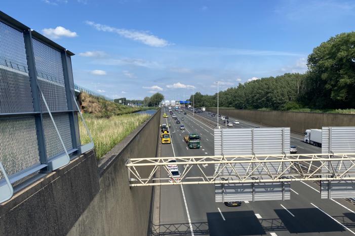 Kop-staartbotsing tussen drie voertuigen