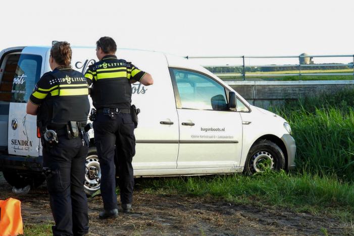 Bestelbus belandt te water