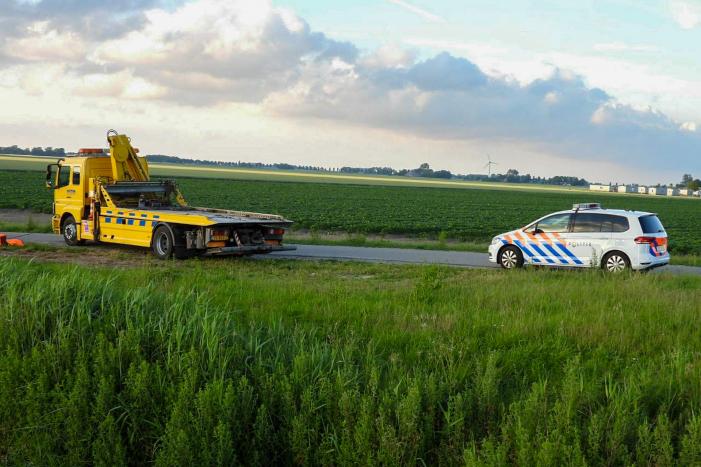 Bestelbus belandt te water