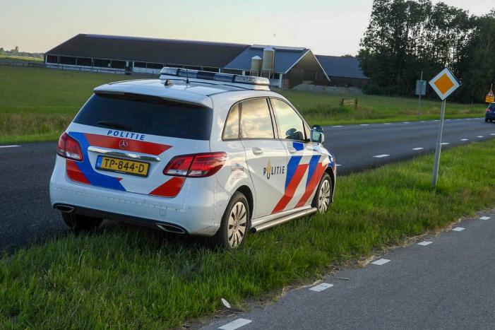 Bestelbus belandt te water