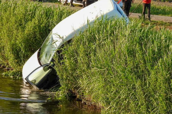 Bestelbus belandt te water