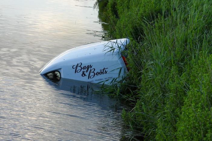 Bestelbus belandt te water