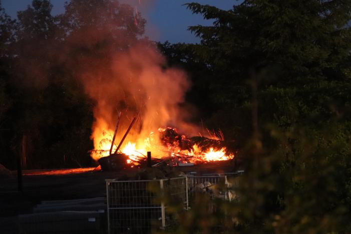 Veel rookontwikkeling bij afvalbrand