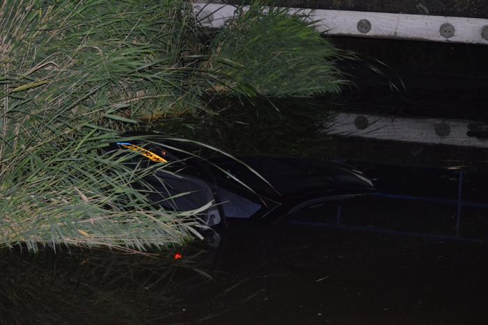 Auto te water, bestuurder gewond