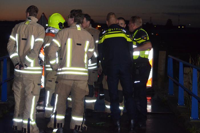 Auto te water, bestuurder gewond