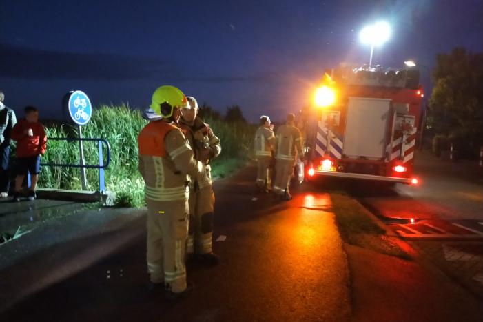 Auto te water, bestuurder gewond