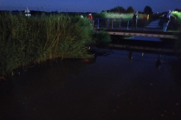 Auto te water, bestuurder gewond