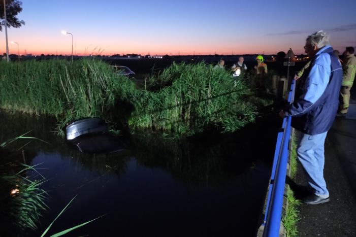 Auto te water, bestuurder gewond