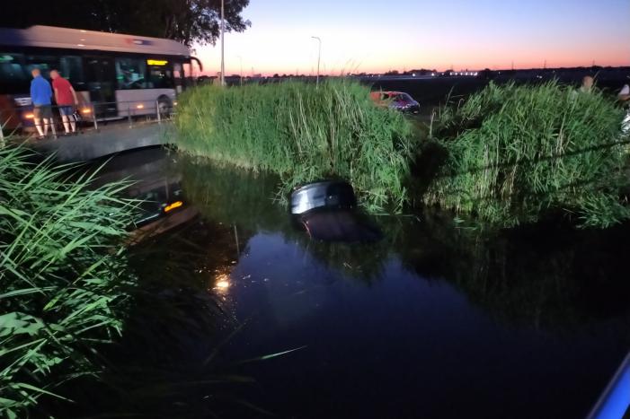Auto te water, bestuurder gewond